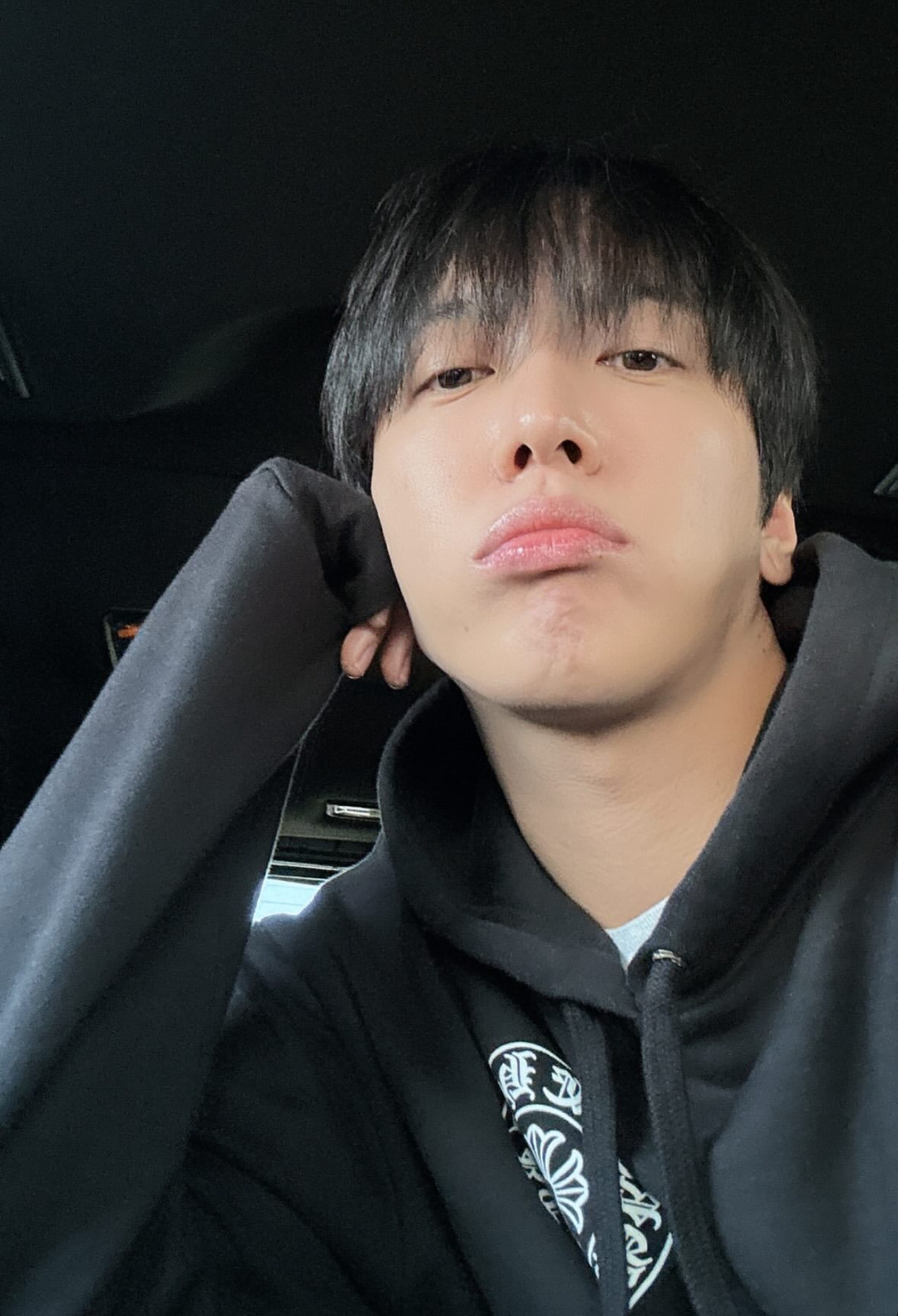 #郑容和#INS更新🖤（天呢 89年的哥也太嫩了[收到] ​​​