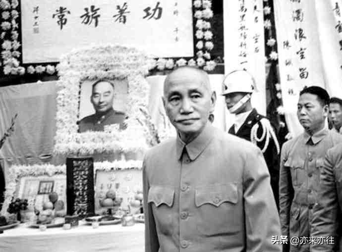 老照片欣赏：  摄于1962年2月，台湾；蒋校长前往胡宗南葬礼上吊唁。

众所周