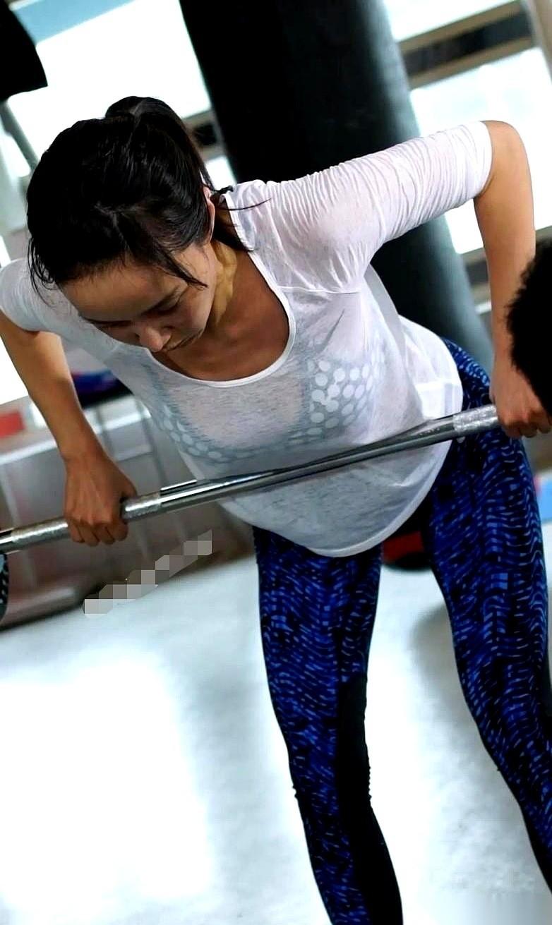 刷到赵子琪的近照，好多人感叹，说没了舞台滤镜，也就是个普通人。
我看着照片，脑子