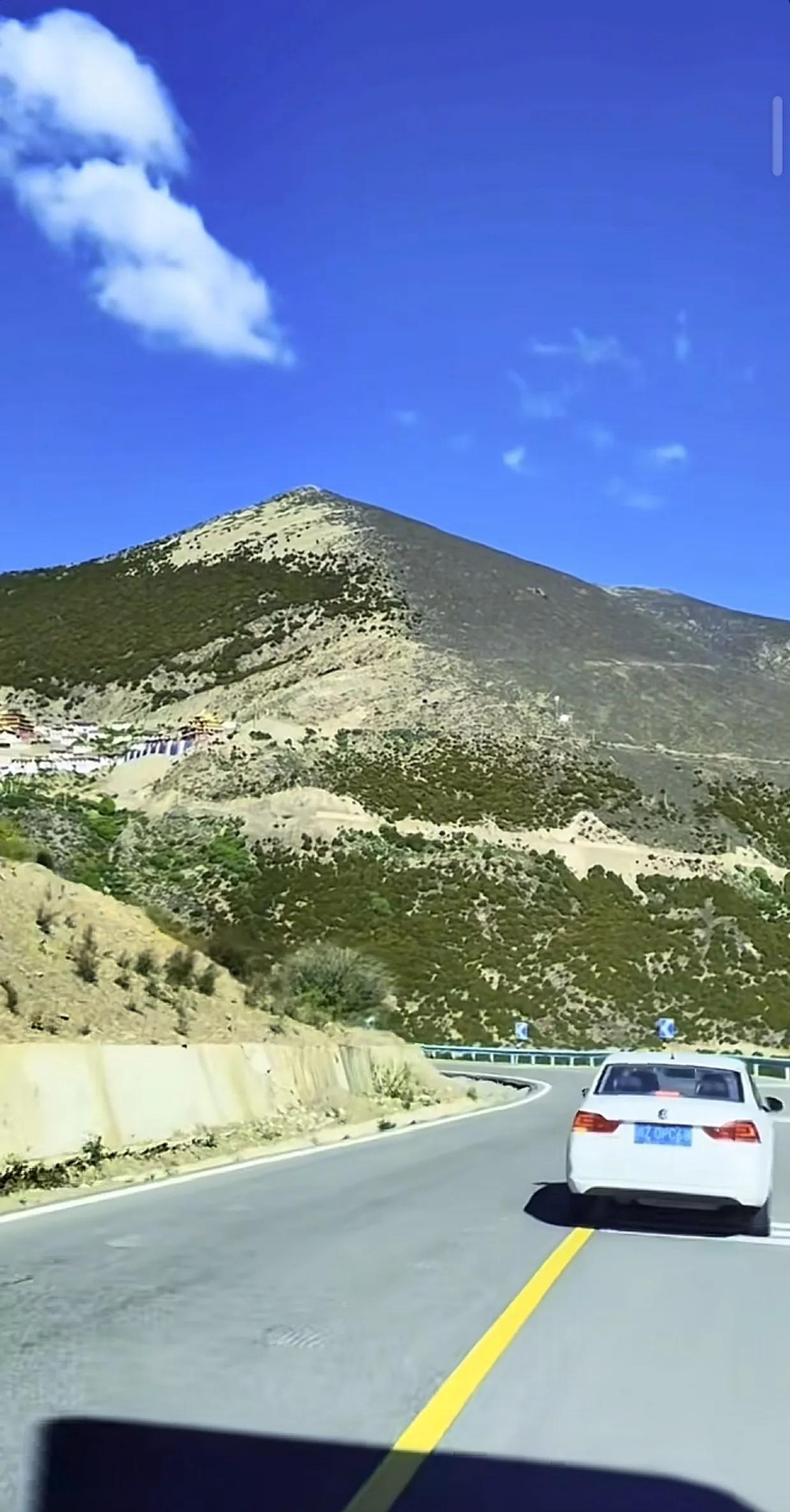 面朝公路，心随风动，自驾之旅，遇见最美的风景。蓝天白云下，让心灵与大地共鸣，每一