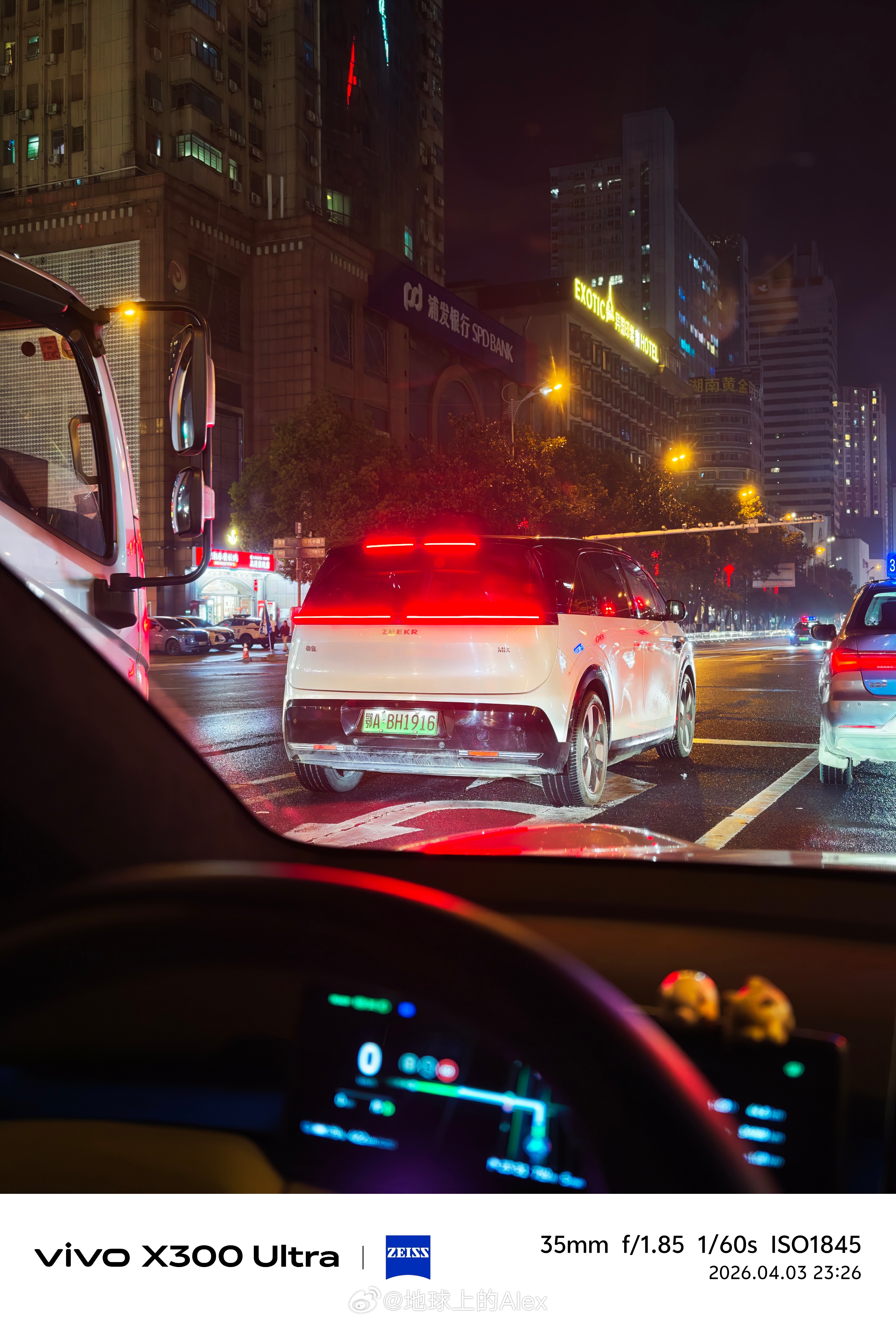 刚路上看到了极氪MIX我记得这车上市的时候，全网猛吹现在这车卖多少一个月呢？ 