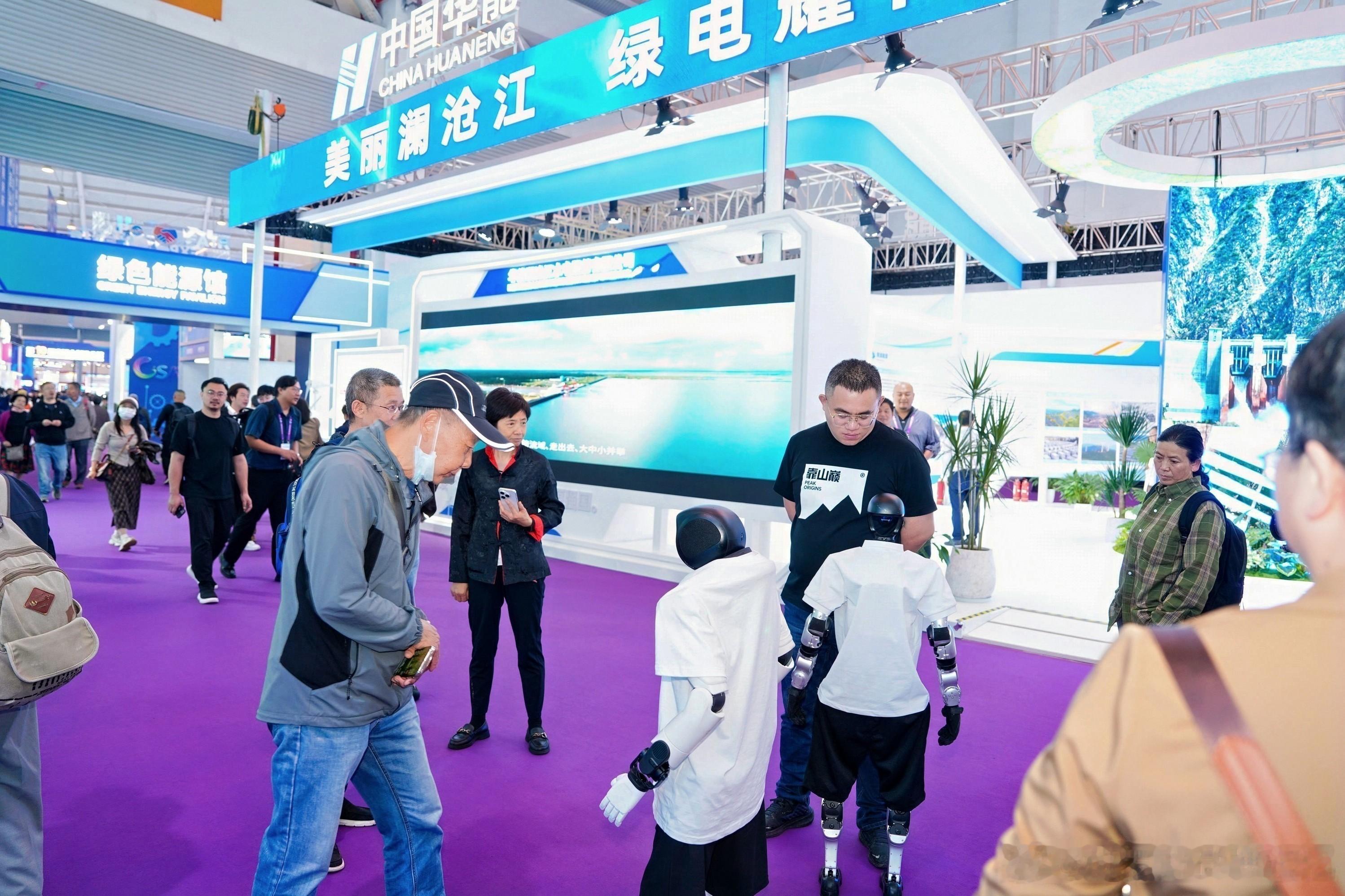 南博会绿色能源馆机器人炫酷来袭  走进南博会绿色能源馆，仿佛踏入未来科技世界，各