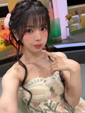 杨超越空气刘海自拍杨超越晒七夕自拍 杨超越空气刘海自拍好萌啊~杨超越
