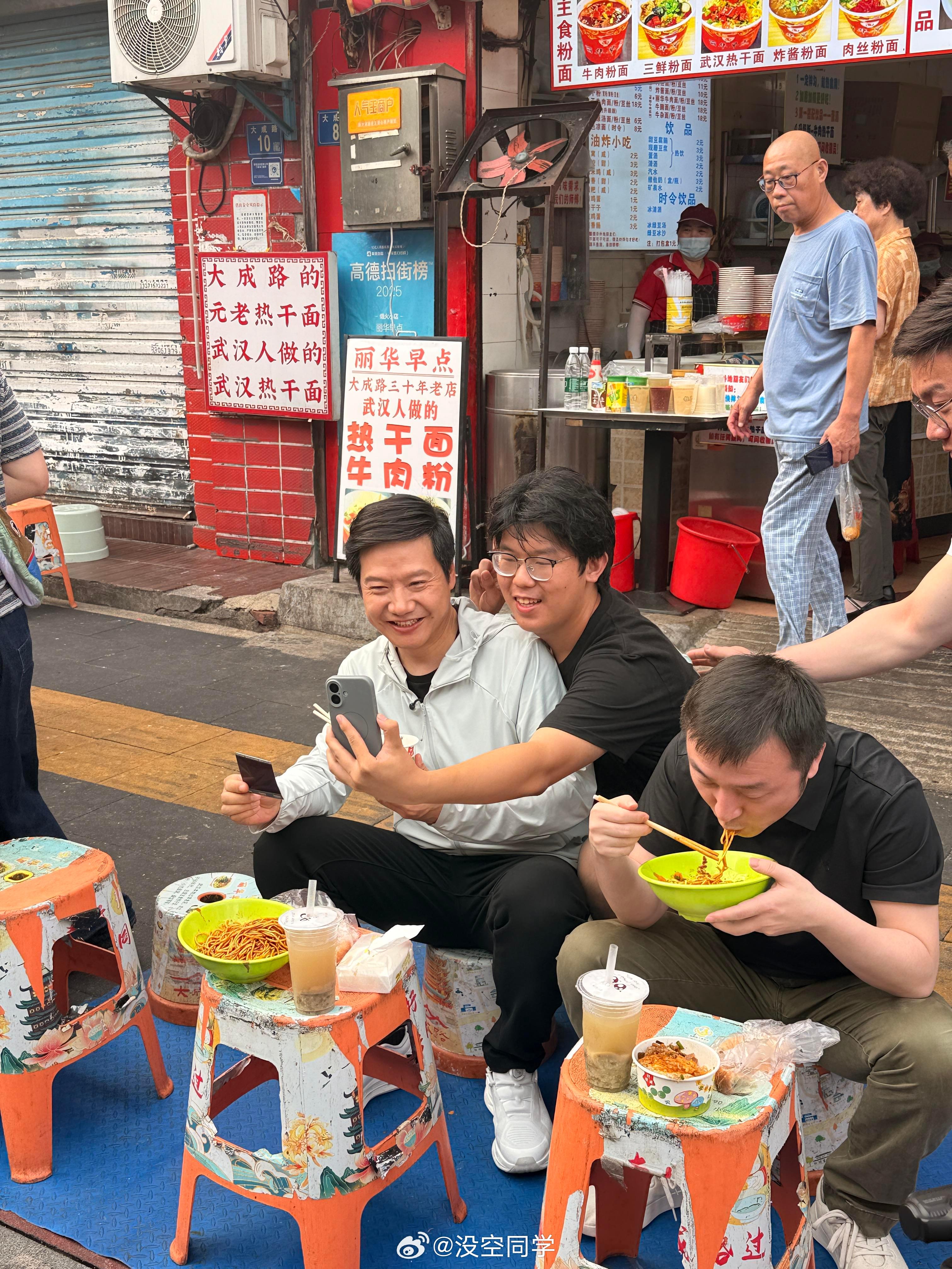 雷军在武汉过早国内企业家最接地气的也就数雷总了，这哪有一点架子啊这家早点我看要火
