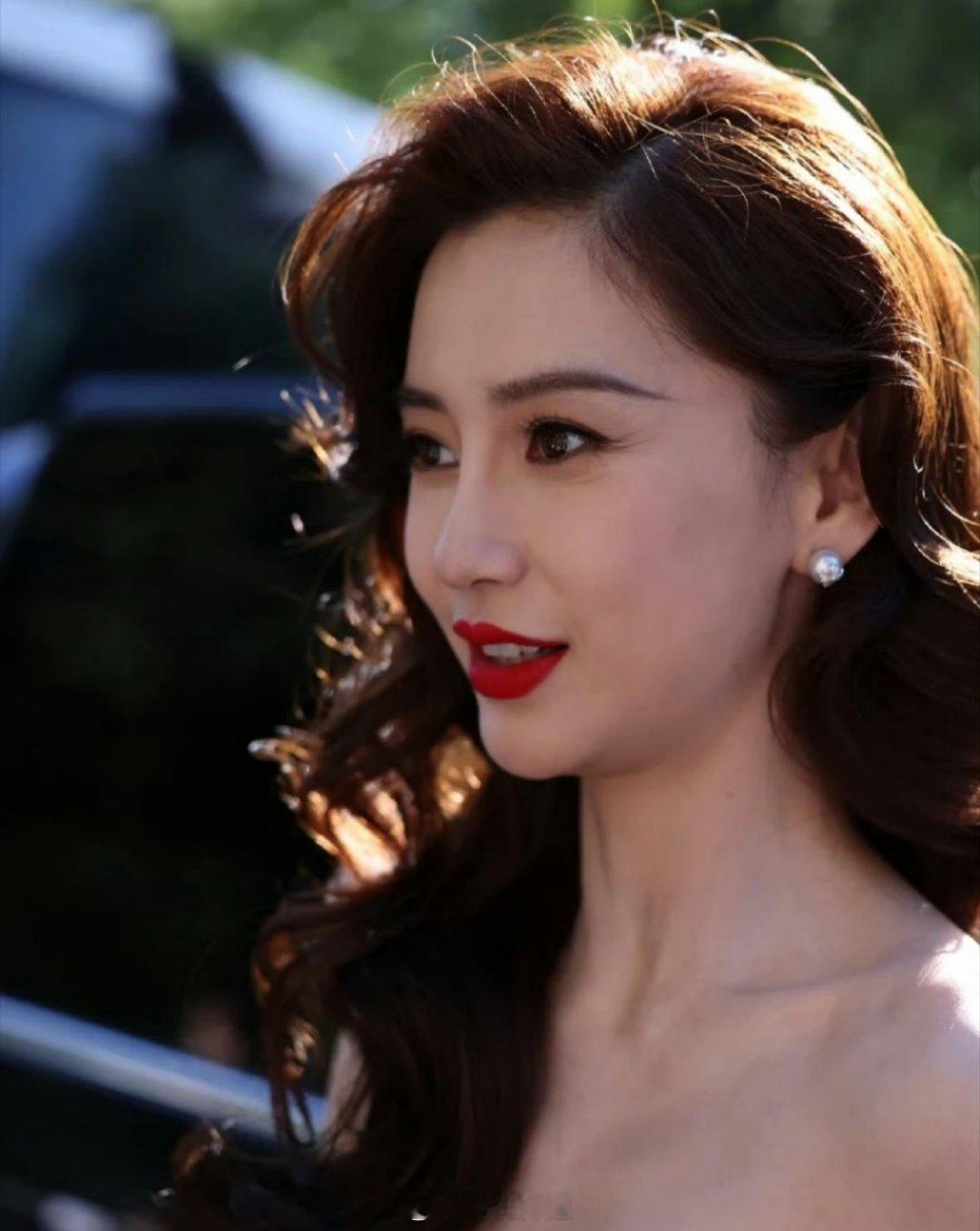 Angelababy巴黎看秀第二套造型 超近距离的怼脸皱纹都看出来了Angela