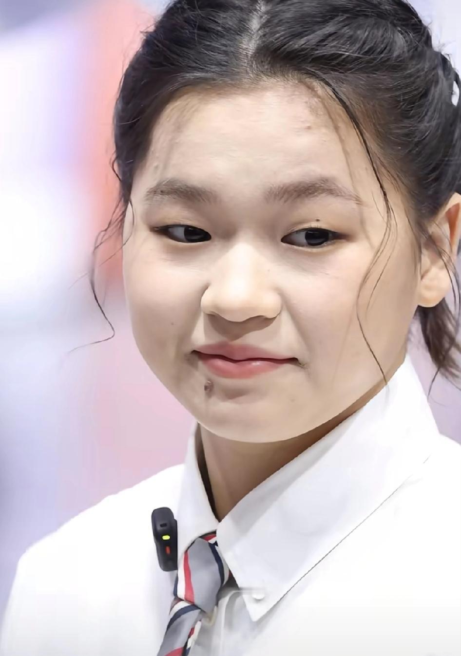 全红婵这个人，你不能细看，因为一细看，越仔细看越觉得她这个人，温温柔柔的真的很实