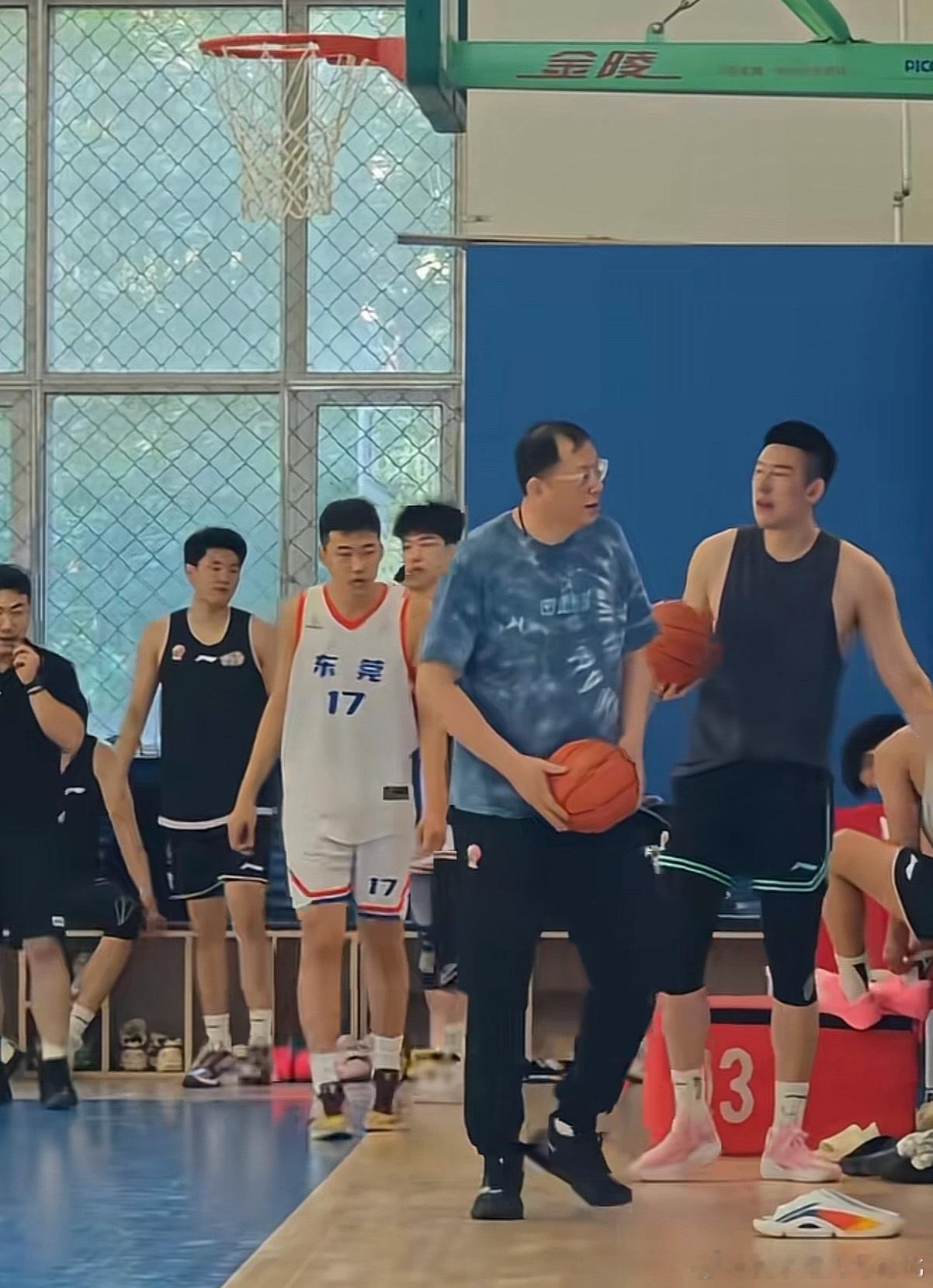 哈哈哈这位是谁？东莞17号，辽宁队的工作人员是还放假呢吗🤣cba辽宁男篮
