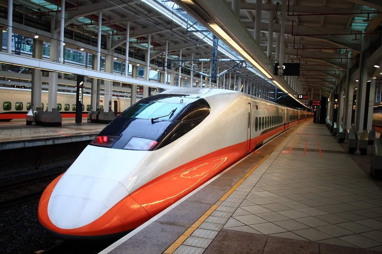 中国为啥执着高铁而非廉价航空？说白了，中国就是在赌，赌未来用电不要钱，从现在的趋
