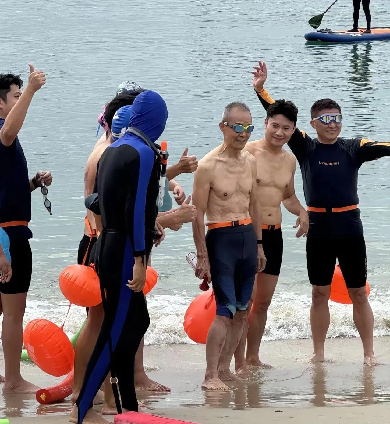 七十五岁的王石，赤裸着站在海边，干瘦的身躯布满褶皱，皮肤像一层松皮挂在骨架上。常