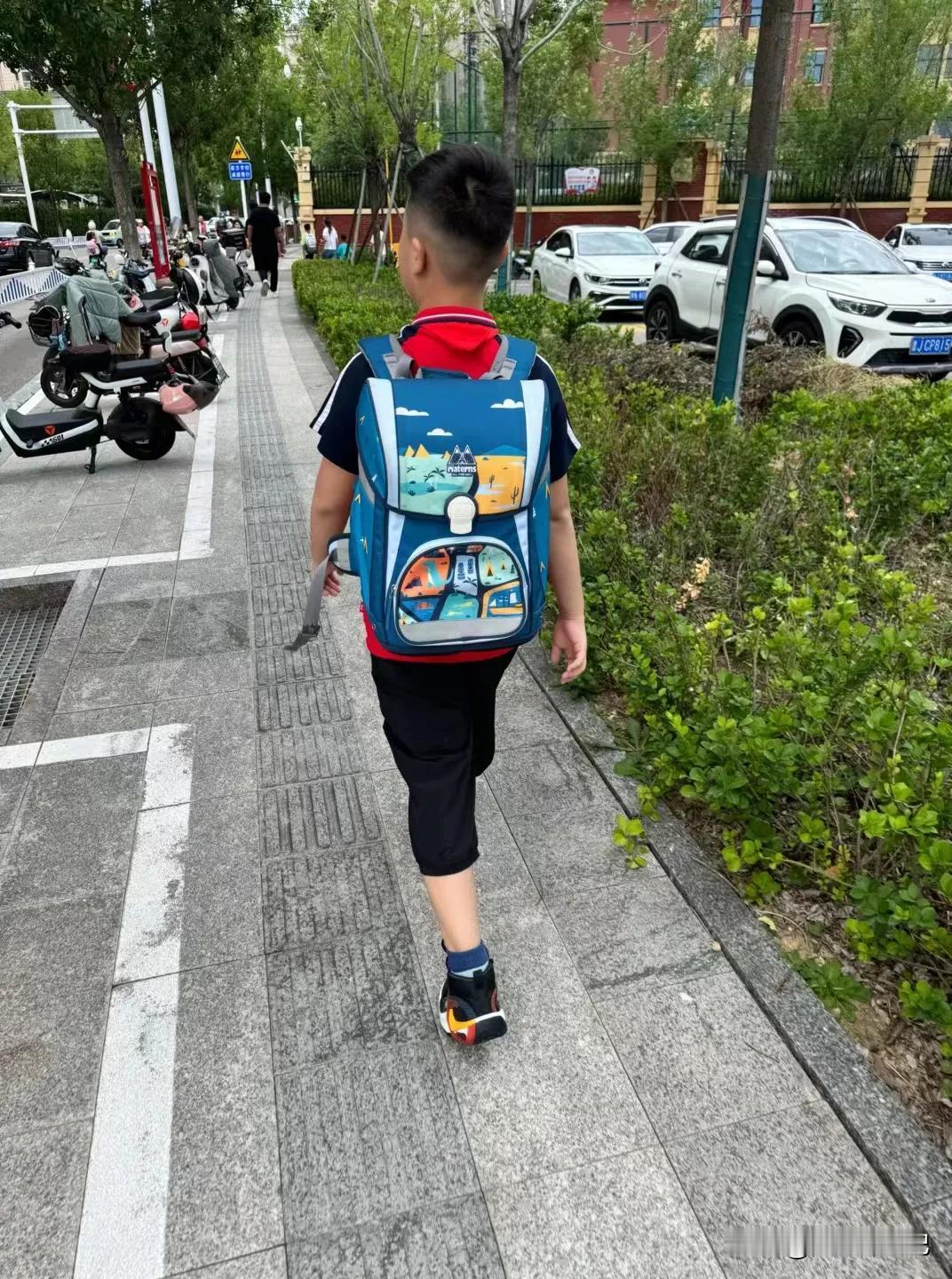 少年，
疯玩一个暑期，
游历大江南北，
该玩的已经玩了，
该去的已经去了，
该吃