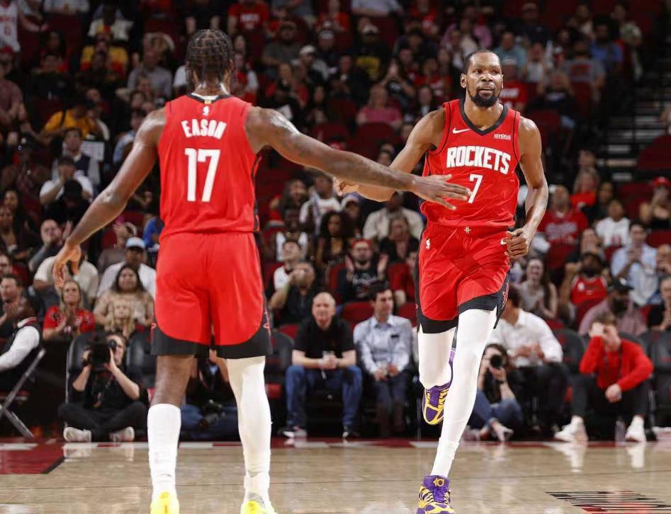 阿门现在副作用太大了，防守端贡献根本弥补不了进攻端的伤害

他在场球队永远4打5