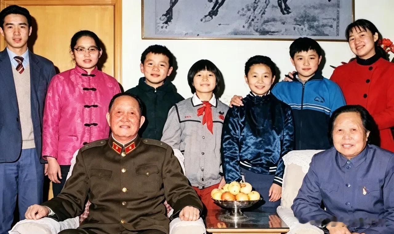 这张家庭合照温情满满，记录下“六星上将”洪学智、夫人张文与一众晚辈相聚的时刻。