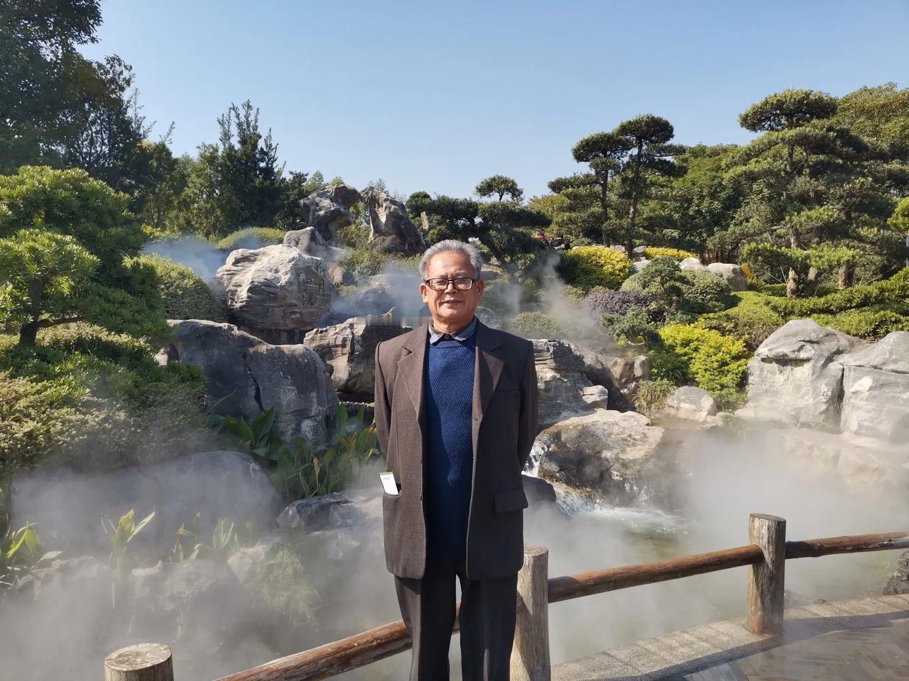 退休之后无多事，回归桑梓进田园。栽花种草育果树，体验“三农”心所愿。白天劳力夜劳