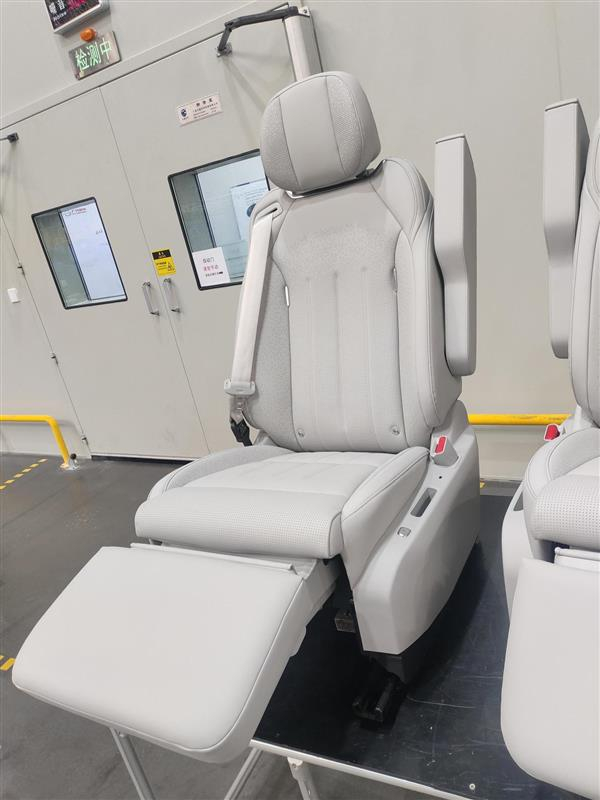 小鹏GX用的都是好东西啊~90% 核心部件来自全球一流供应商，有两个「新鲜玩意」