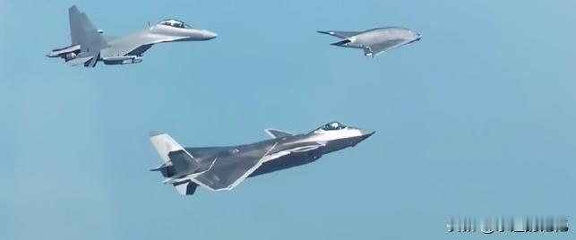 空军节宣传片里，攻击-11和歼-20、歼-16D同框编队飞行的画面，真让人热血沸