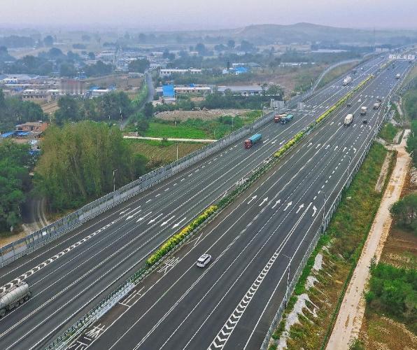 14亿中国人养不起高速？8年亏空6万亿，美国高速免费却能盈利。据说美国的高速随便
