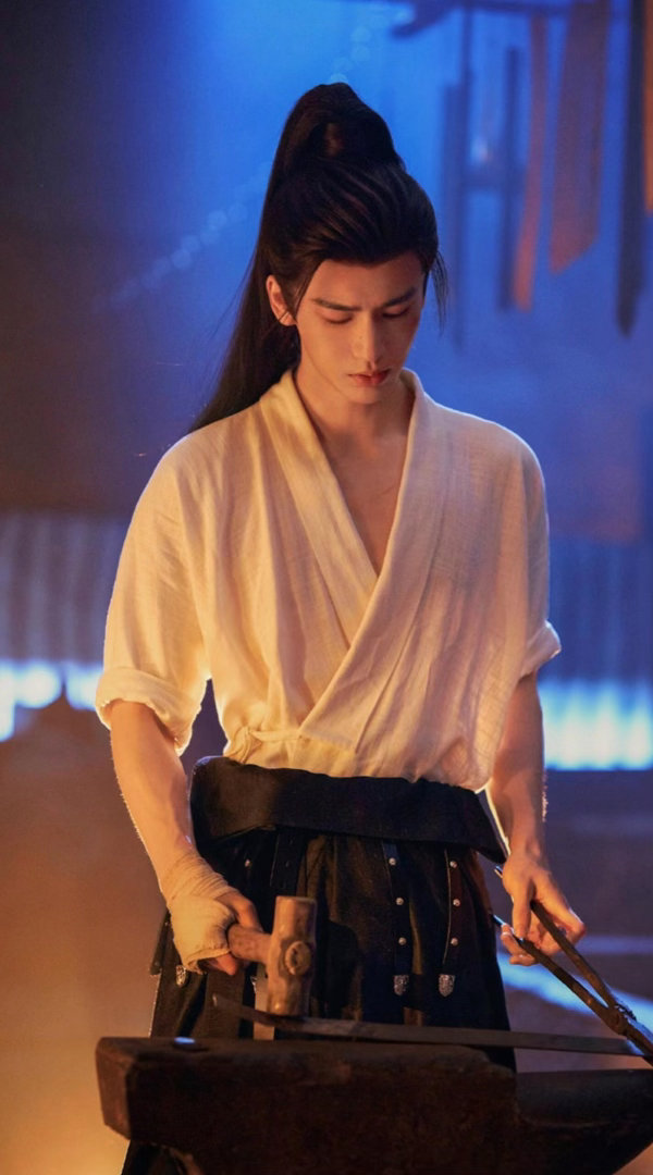 谁把张凌赫弄天上去了 潍坊风筝节，张凌赫成了全场最大的风筝。有游客拍到他上天时还