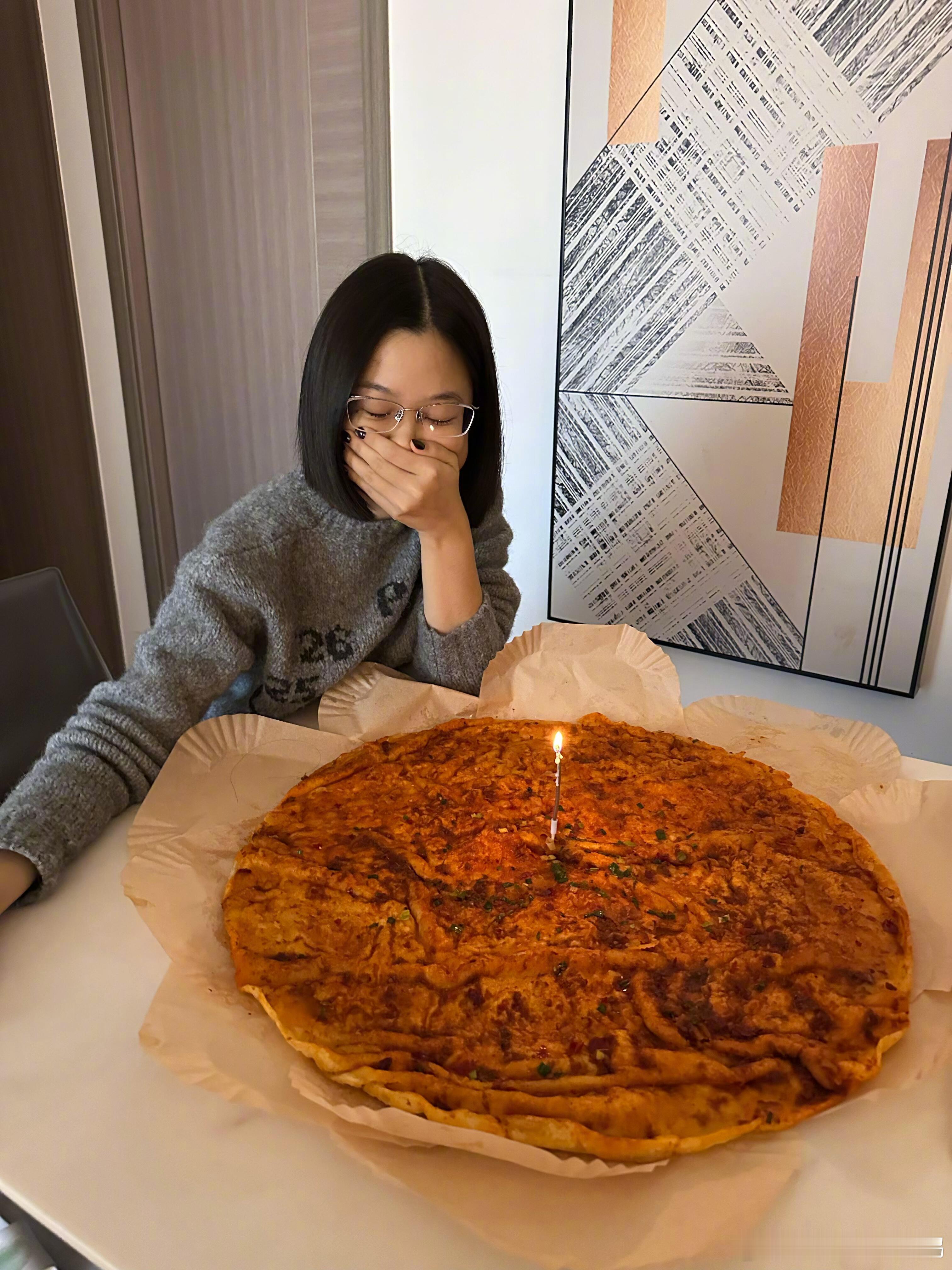 生日排面的重要性我后知后觉生日早晨服用一整张酱香饼 