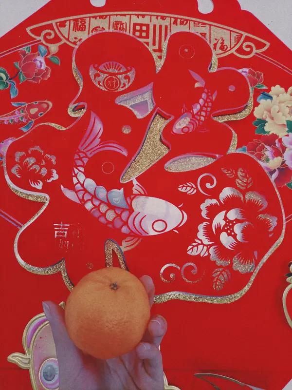 对联：
上联：旧岁已展千重锦
下联：新年再进百尺竿
横批：万象更新