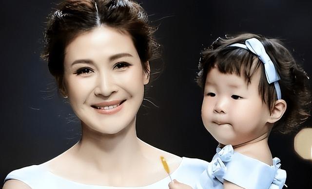 12年前，身家50亿的温州首富周旭辉，瞒着原配妻子看上“李云龙”的老婆童蕾，在金