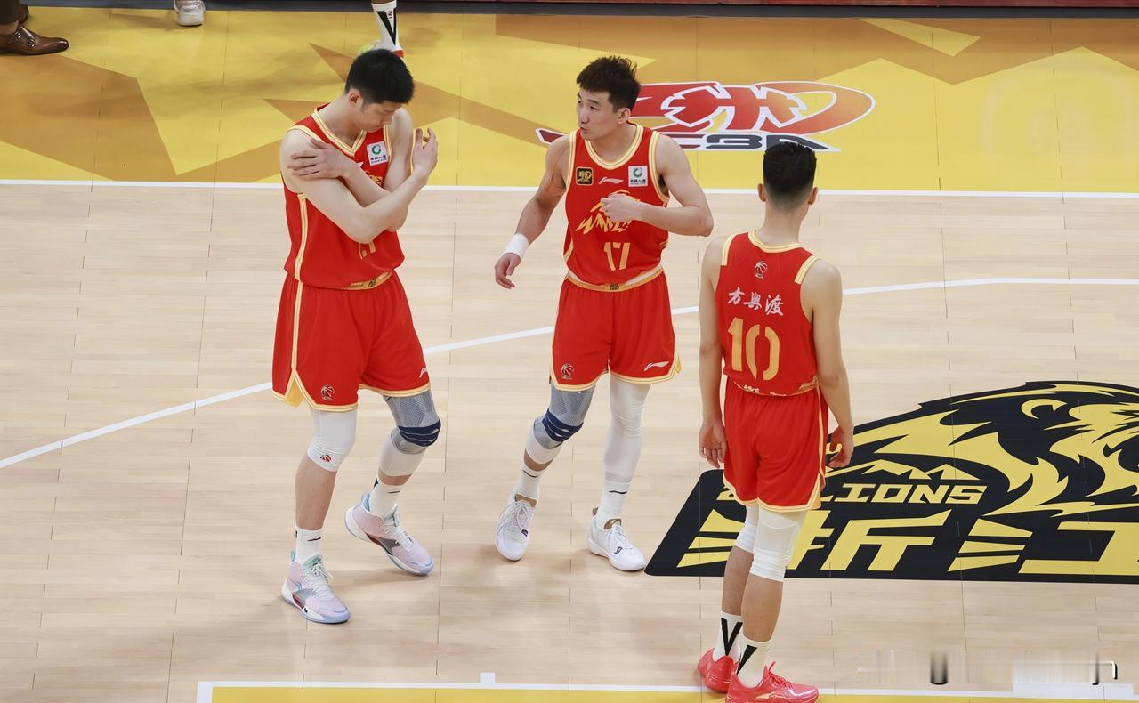 广厦男篮主场战胜深圳男篮的三大功臣。

孙铭徽伤愈归来，尽管进攻端效率不高，但是