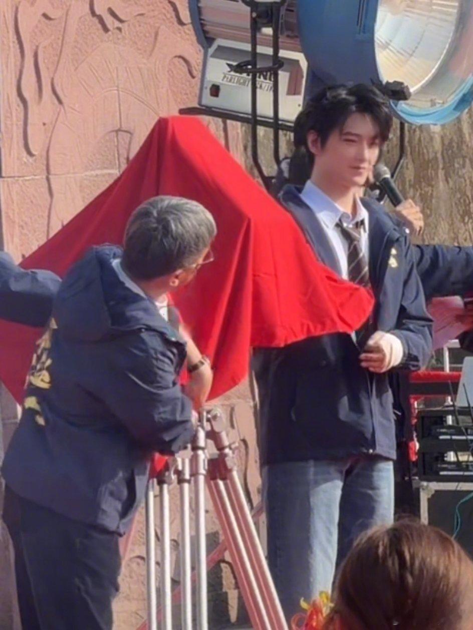 杨洋手怎么了杨洋手缠着绷带 杨洋手怎么了呀！怎么缠着绷带！！杨洋