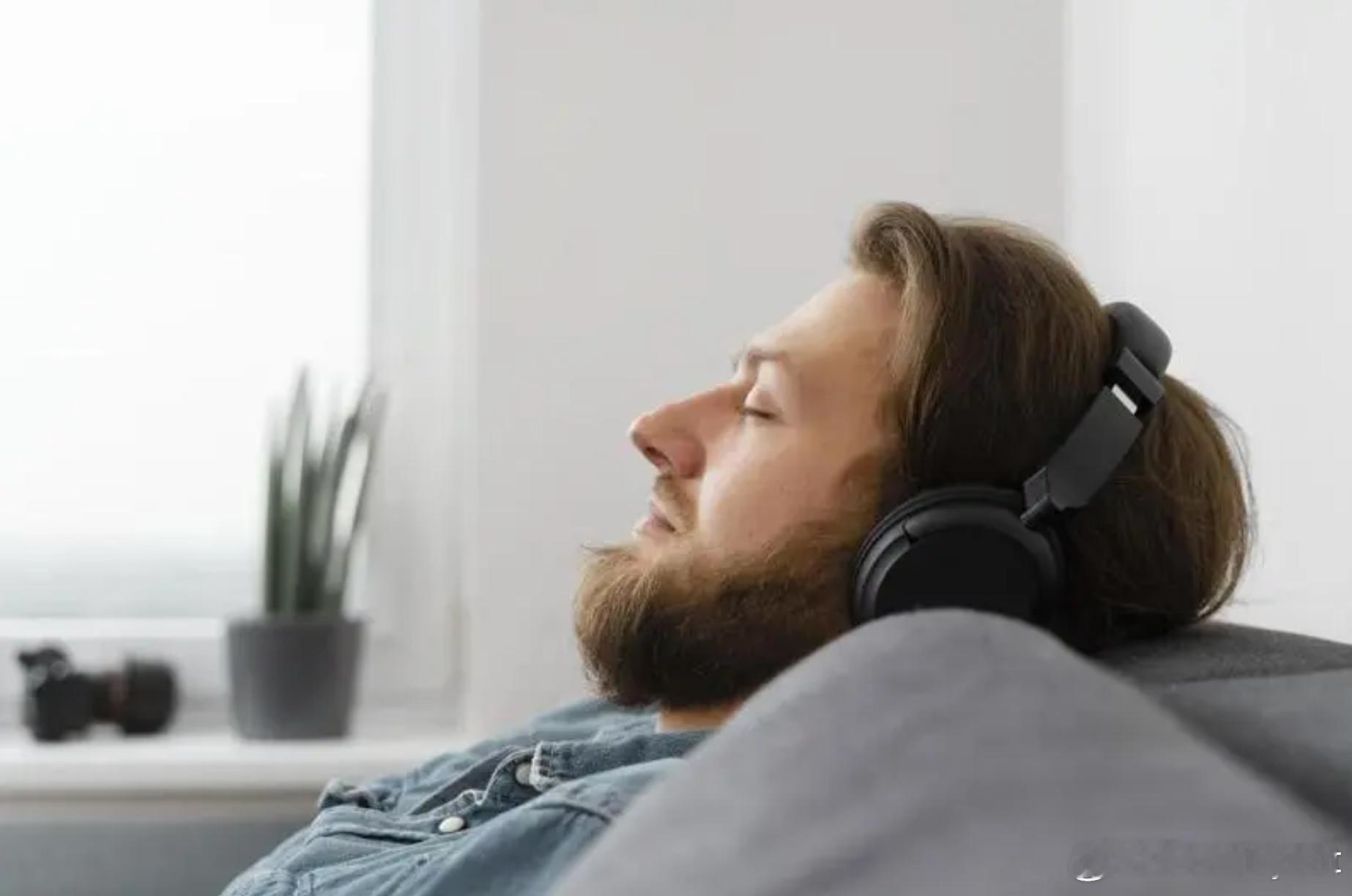 【别戴耳机听音乐睡觉！神经科医生警告：或增加失智风险】海外新鲜事 一名神经科医生