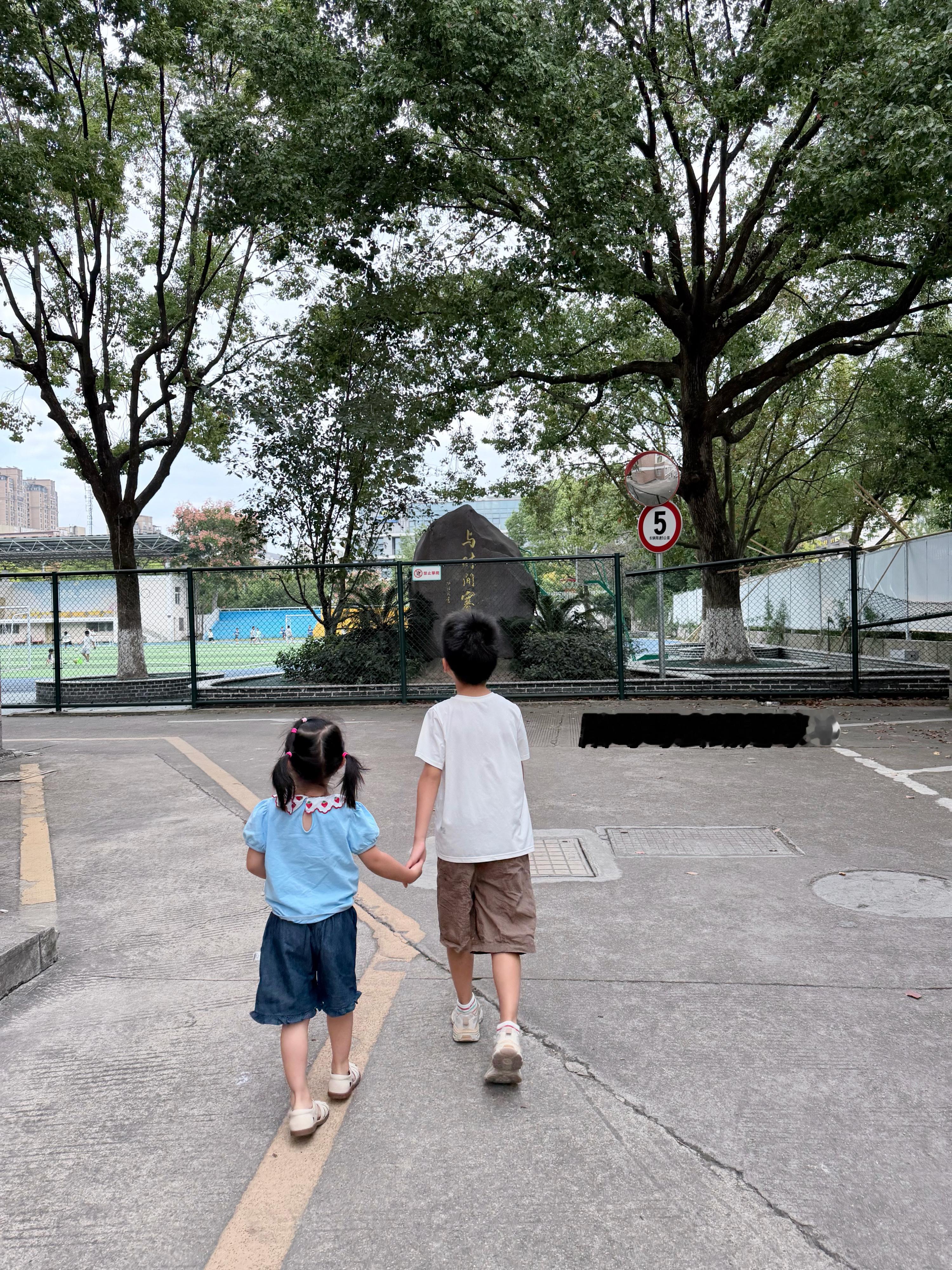 上午篮球🏀下午足球⚽晚上练字✍🏻原来单休带娃是这种感觉 ​​​