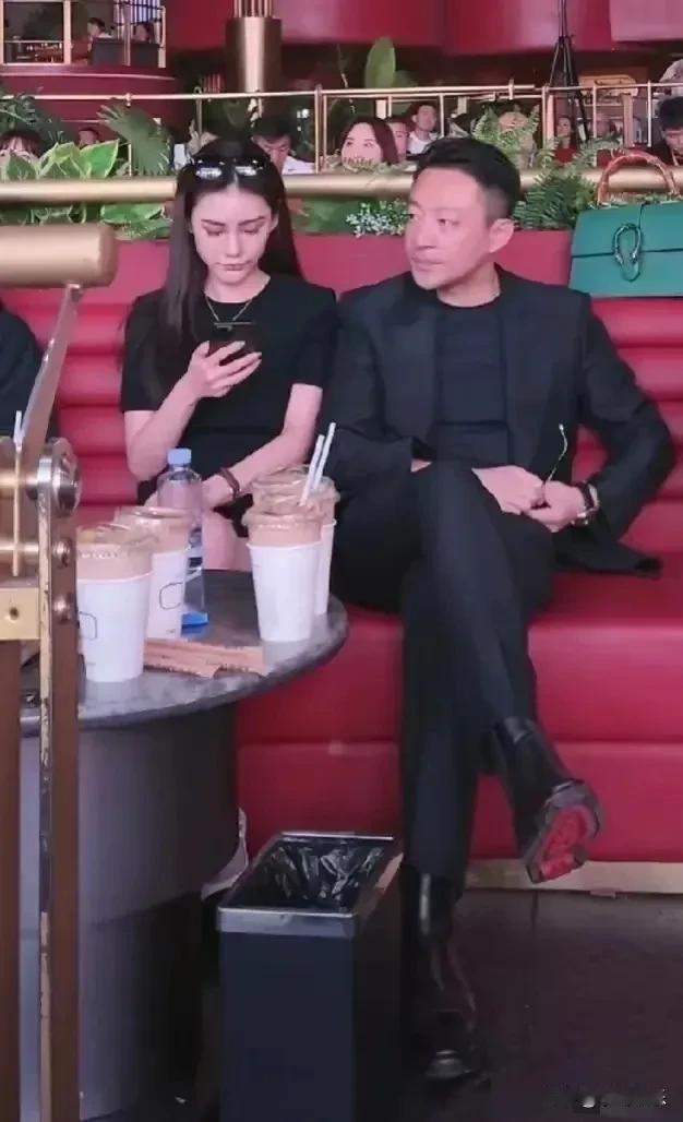 汪小菲在公众场合刻意和小梅保持距离，他主要不想刺激到大S，一日夫妻百日恩，他是个