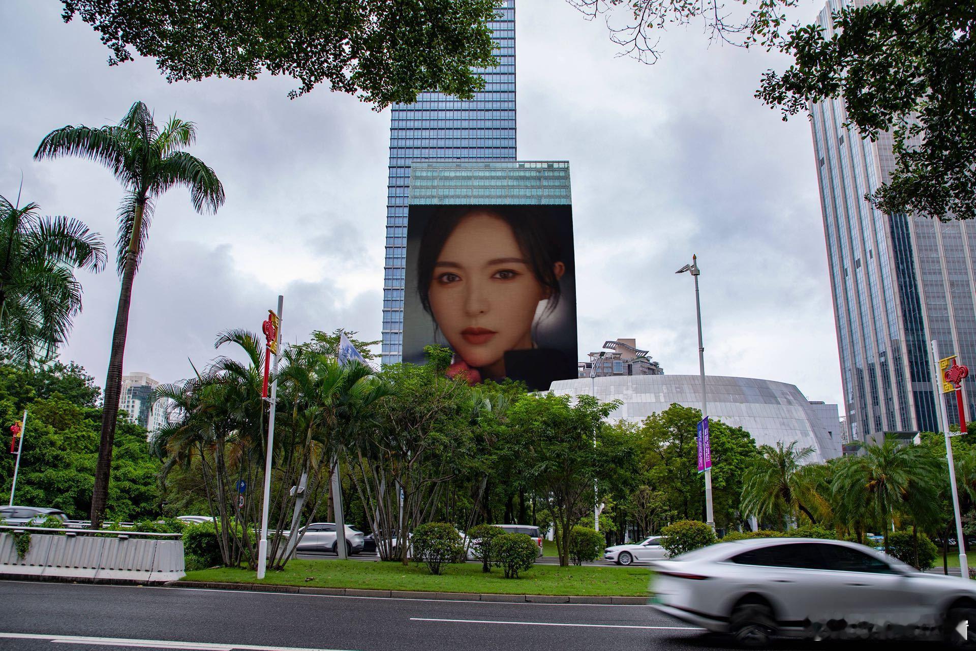 抬眼望向街头大屏，唐嫣松弛大气，极强的镜头表现力诠释百年奢牌的质感叙事，每一帧广