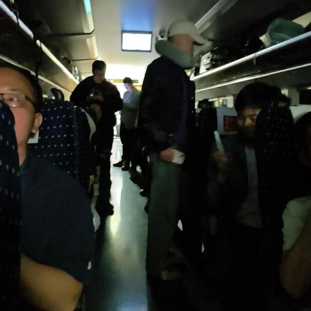 D3665次列车被困隧道3小时，看完太揪心！
 
3月29日，桂林北到珠海的D3