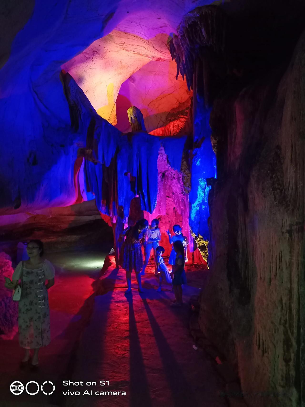 历史那些故事
  一个国家的君王是没什么时间的，因为光是一日三餐就要耗费大量的时