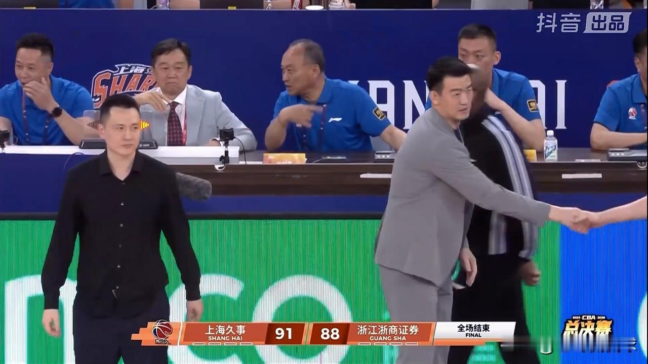 上海久事真是想不夺冠都难了！在今天结束的一场CBA总决赛第二场比赛中，上海久事在