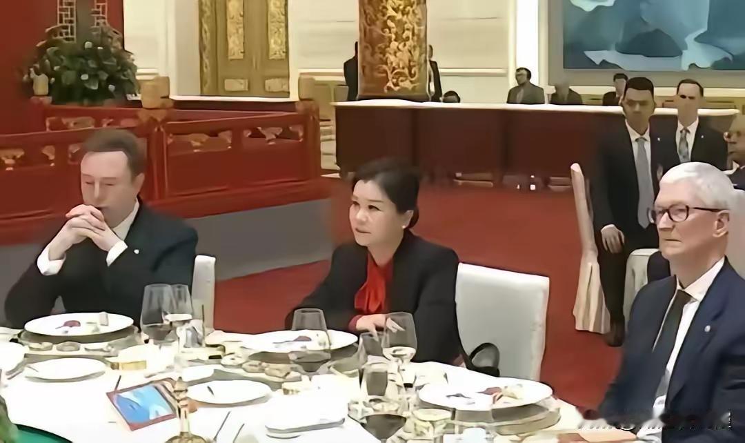 同框马斯克库克！这个中国女人凭啥坐C位？
 
一张合照刷屏全网！马斯克和库克中间