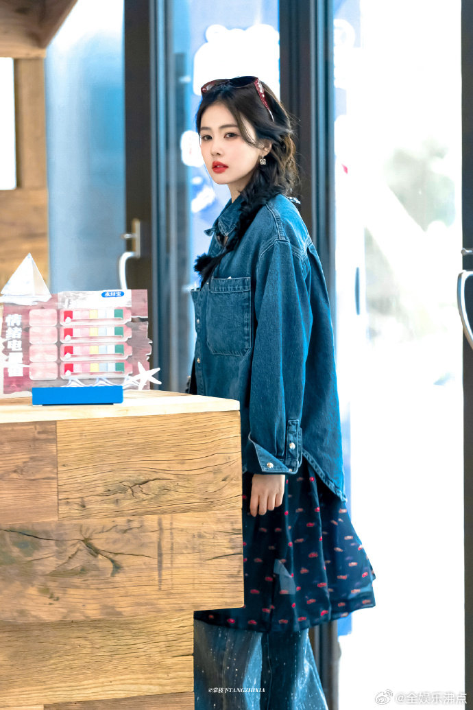 这个白鹿很爱老己了被白鹿的爱老己精神治愈到，自信又通透！亲爱的客栈