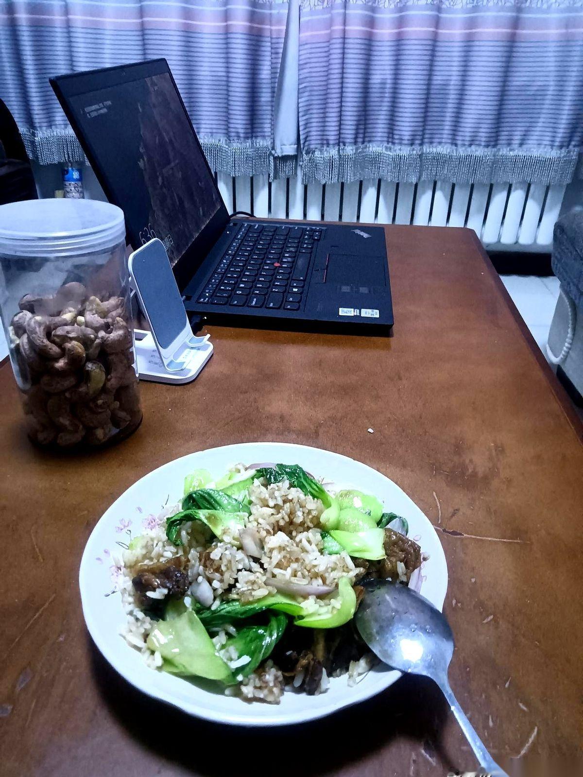 我家老头儿，60了。
今天，要去一个新厂子上班。
昨晚他跟我说这事儿的时候，我心