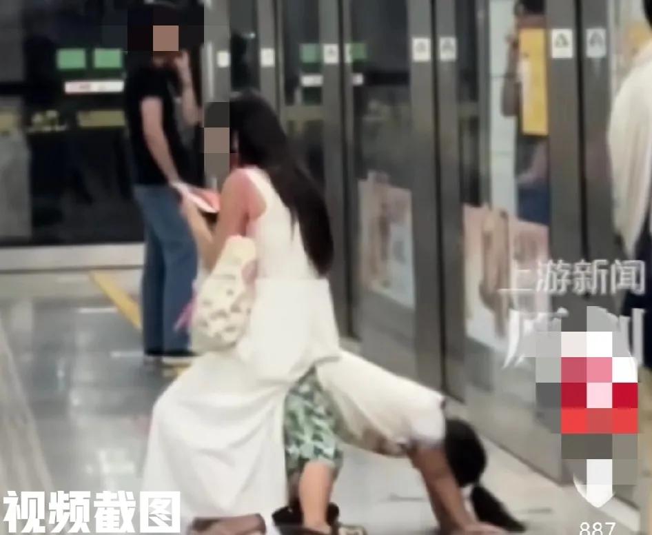 浙江有一地铁站。

现父母带娃名场面。

这是一位妈妈带着自己的孩子出行，当时妈