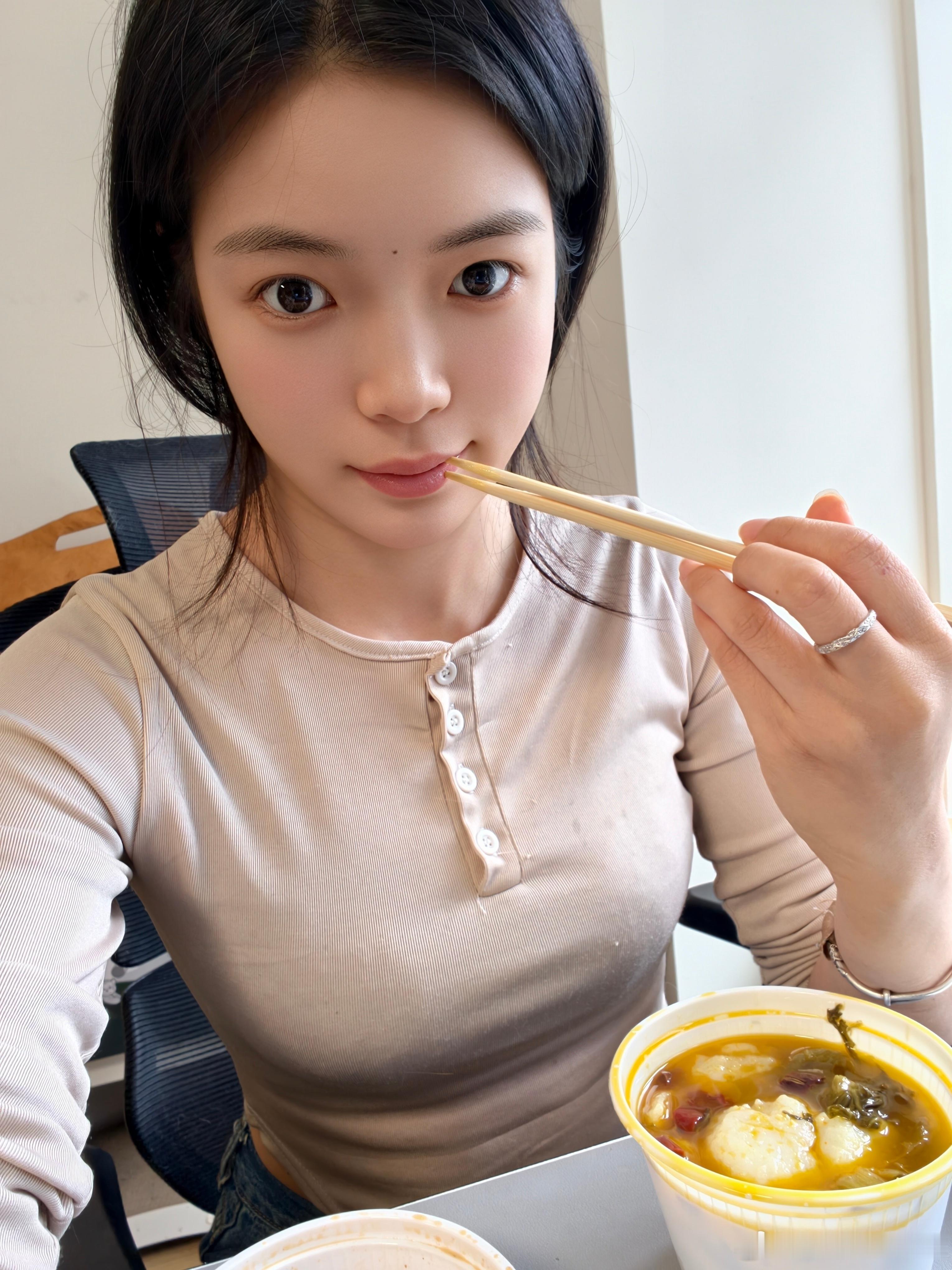 酸菜鱼+肉肠怎么样？今天的午餐还算丰盛吧