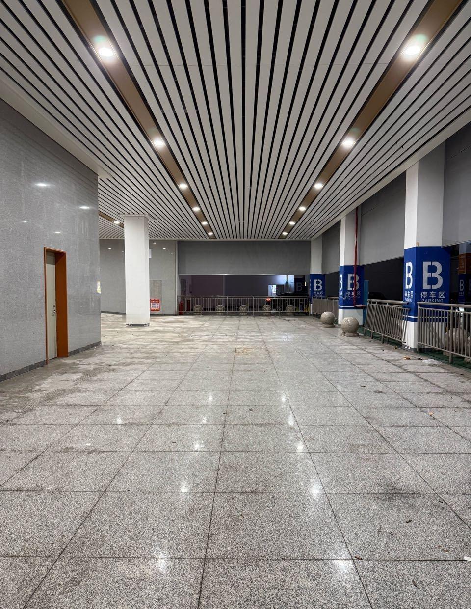株洲火车站东西广场地下人行通道快要建好了。 ​​​
