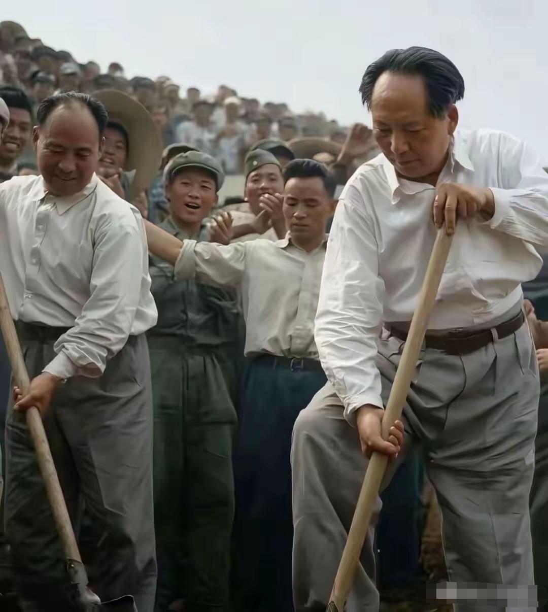 几十年前没人看得上的一堆“土疙瘩”，现在成了咱们拿捏西方的关键王牌，这全靠毛主席