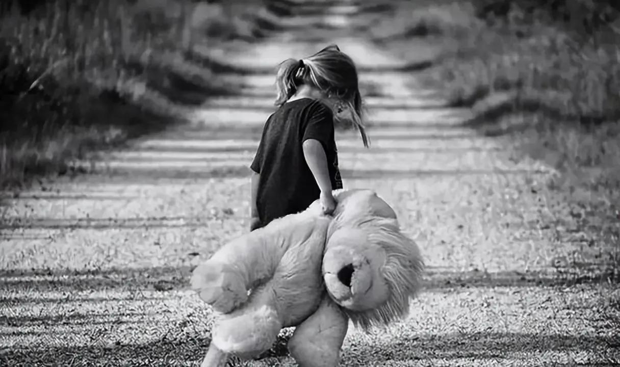 不装了，我承认教育孩子很失败。

闺女上高中了，初一之前是一个有礼貌学习好，善解