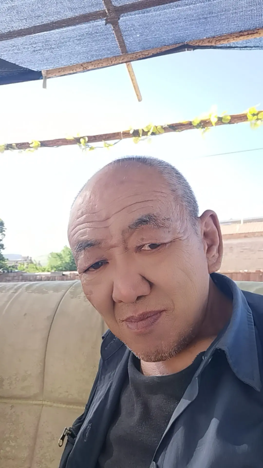 还得开开心心