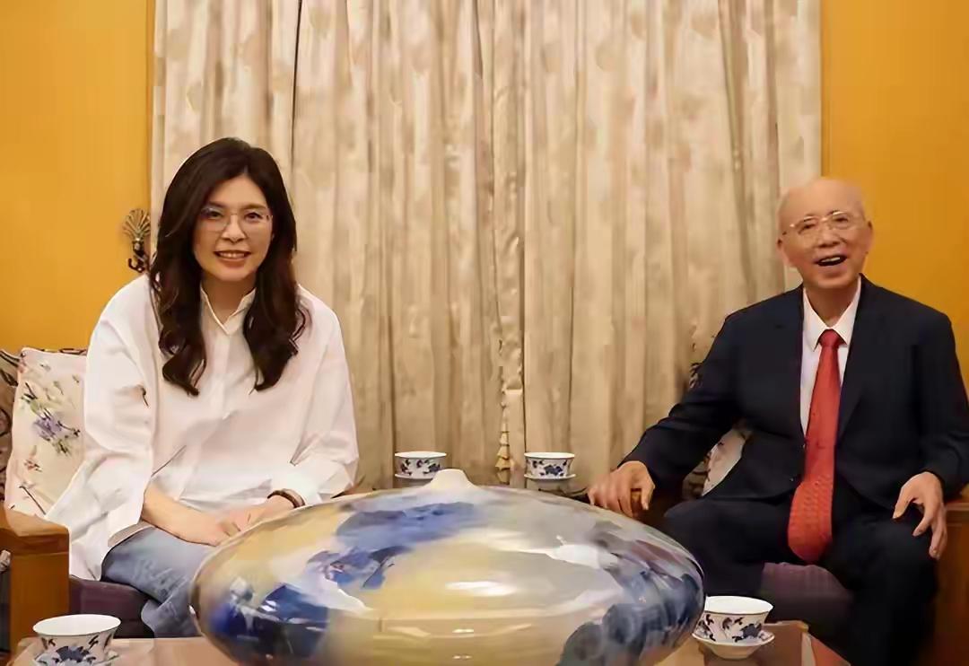 郑丽文十年首访大陆引爆台海风暴！民进党威胁“回来就抓”，吴伯雄一语道破未来走向