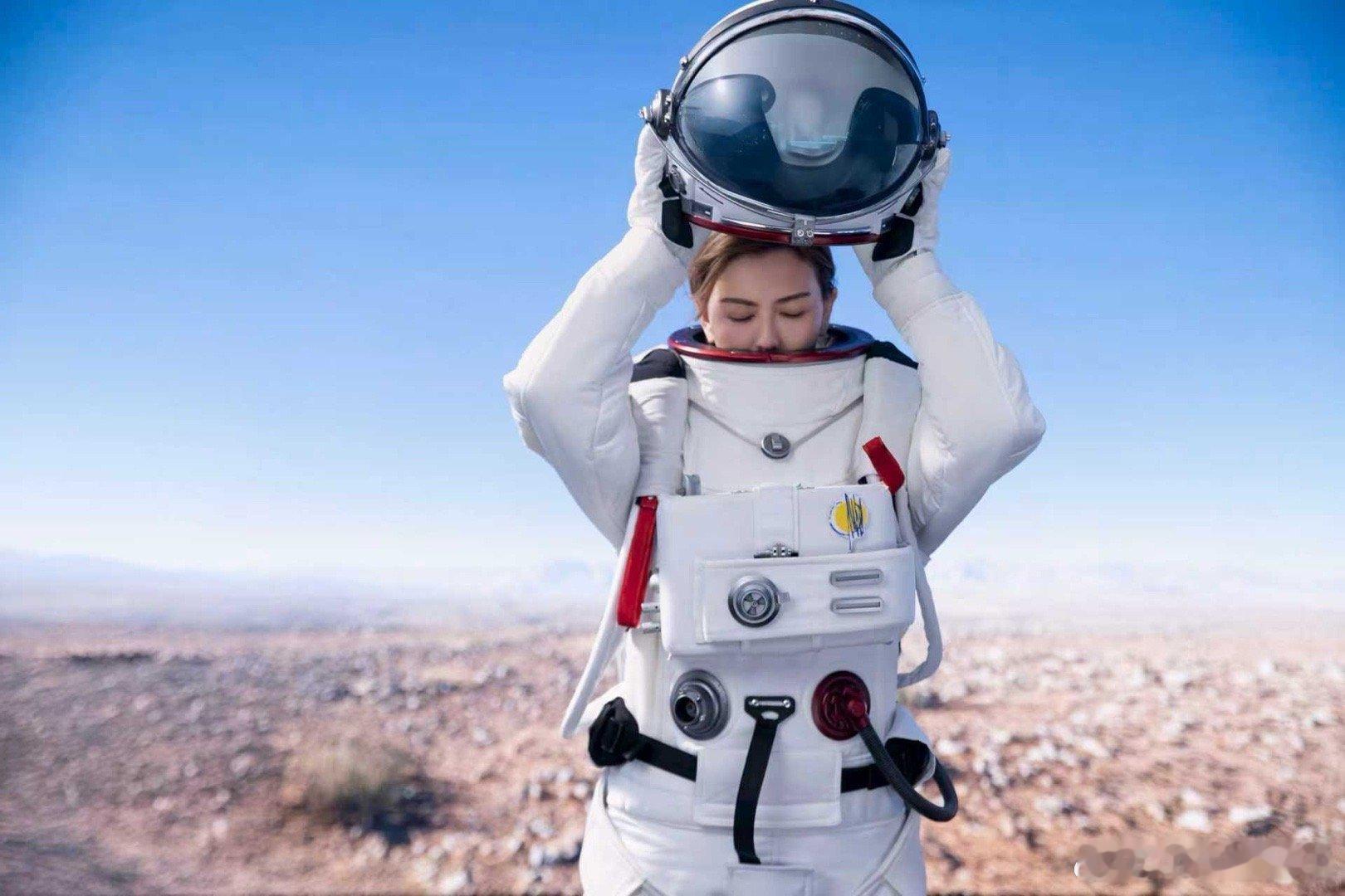 孙燕姿新歌飞瀑而下 全新姿态单曲《飞瀑而下》 上线！当重心不再牢牢站定，当一切暂