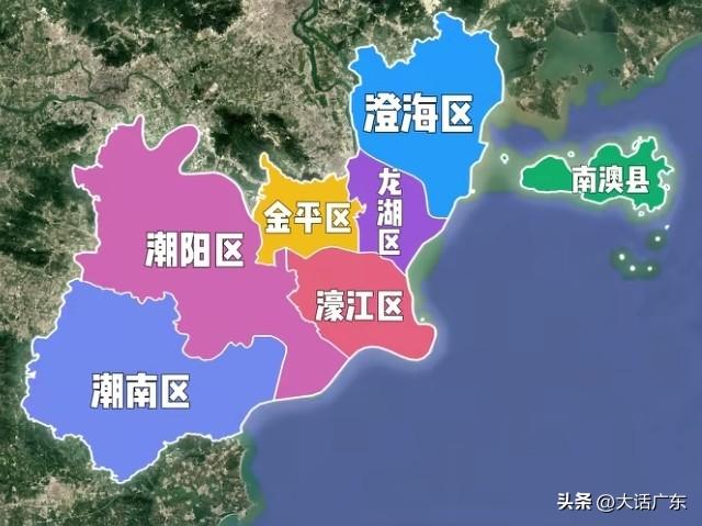 汕头的面积约 2200 平方公里，人口 580 多万，其中常住人口 550 多万