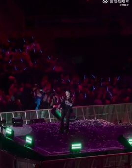 周深伦敦打开一颗不太好吃的巧克力周深的一番话直戳心窝。他聊到人生就像一盒巧克力糖