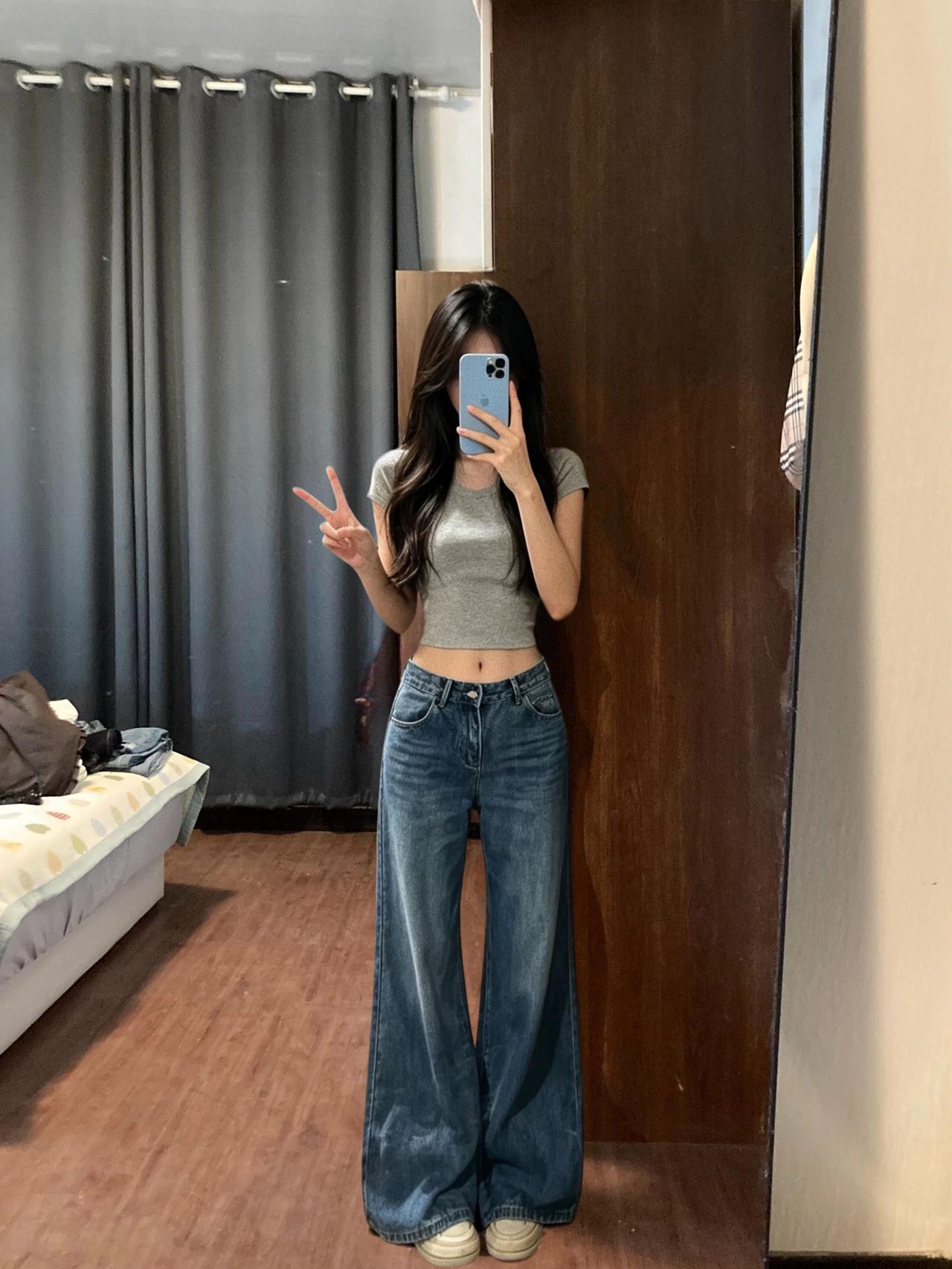 灰色短款上衣+宽松牛仔裤，轻松自在，做个酷酷的女孩！😎👗👖👟
