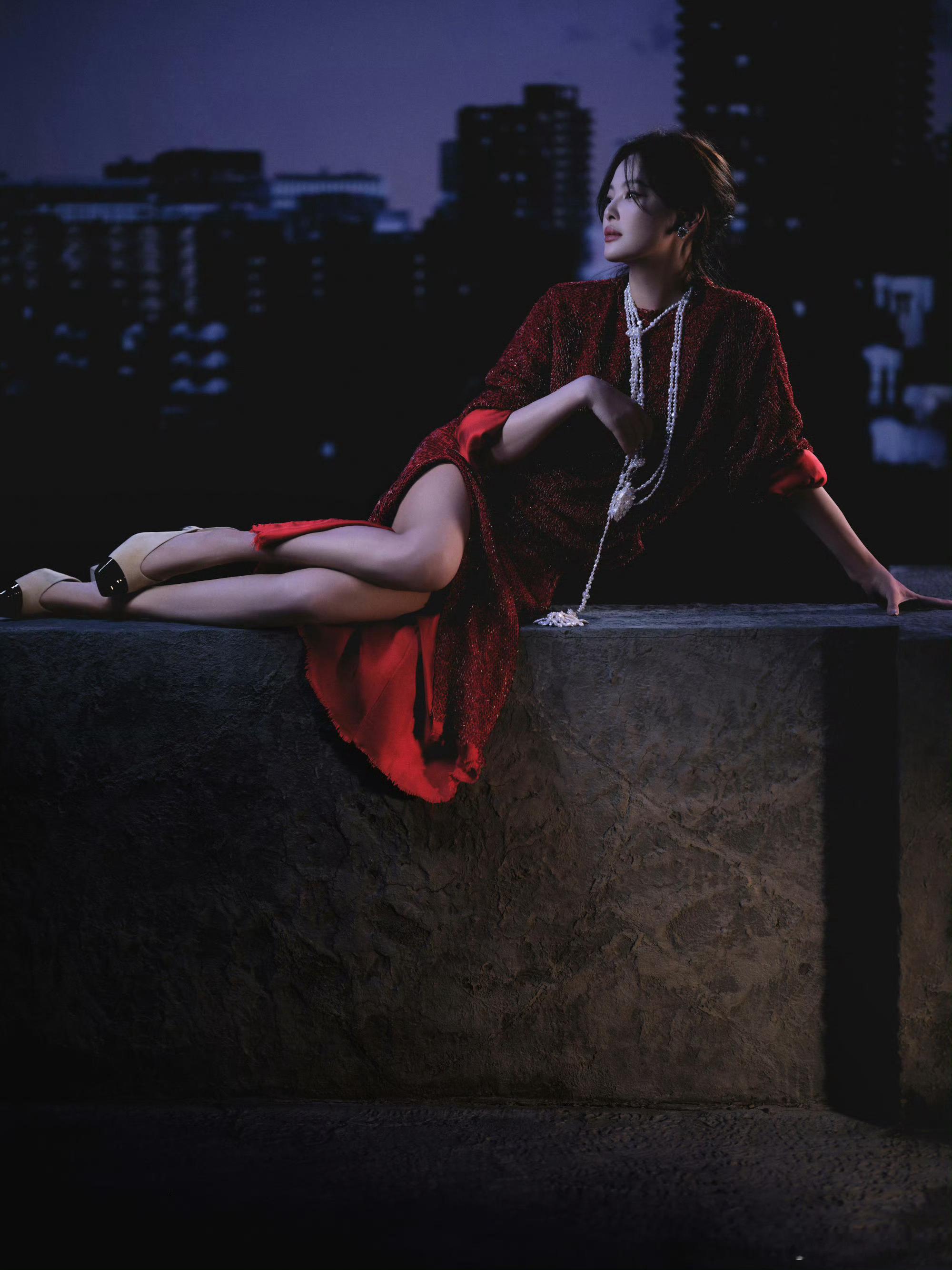 辛芷蕾工作室释出的这组天台大片，红裙摇曳在夜色里，慵懒又致命，这就是顶级魅力吗？
