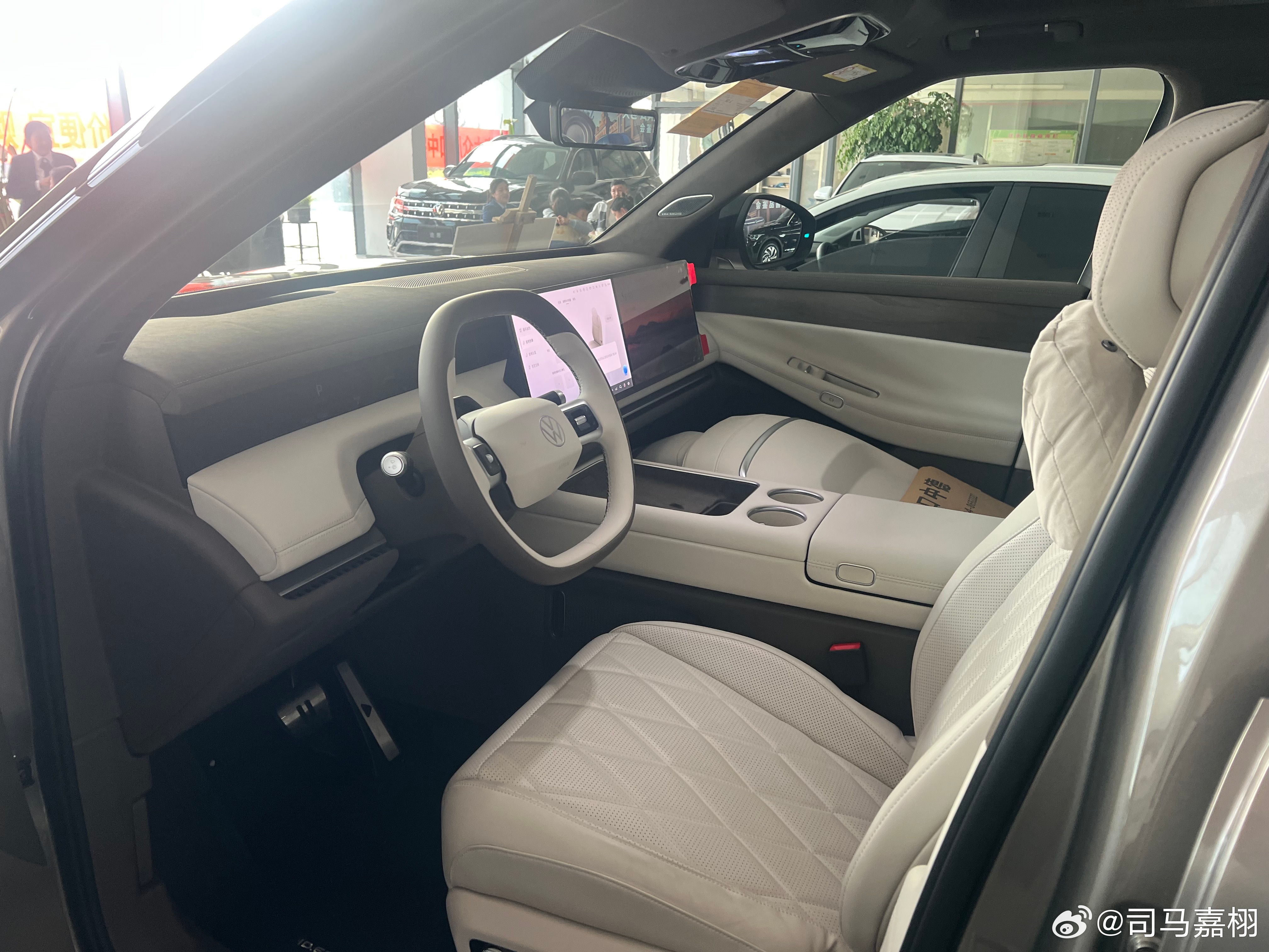 简单看了一下大众这个新的ID.ERA 9X（名字真复杂）外形确实还是挺有特点的，