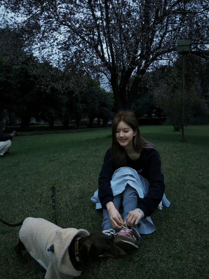 赵露思粉发挑染 粉色挑染部分宛如一抹绚丽的晚霞，与她原本的发色相互映衬，凸显出她